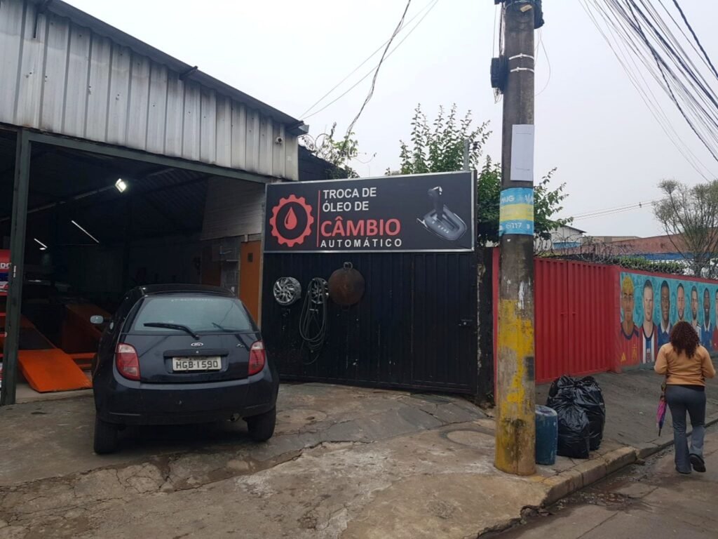 Placa da 040 Motors com destaque para troca de óleo de câmbio automático.