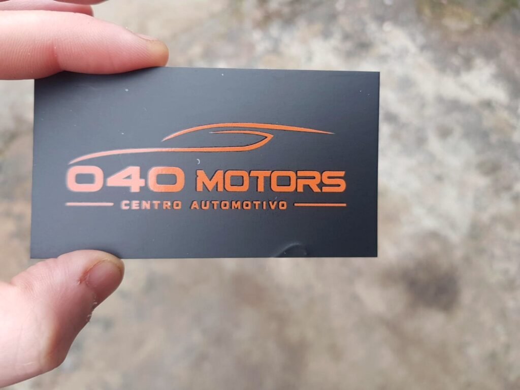 Cartão de visita da 040 Motors Centro Automotivo com logotipo da empresa.