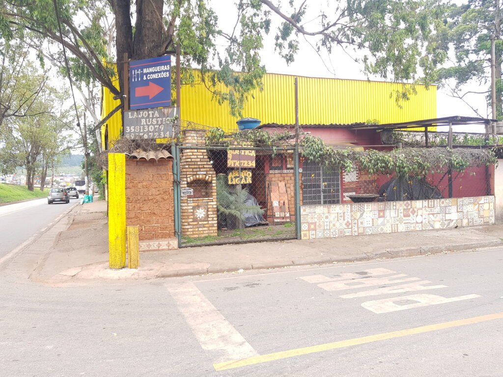 Fachada da Lajota Rústica Serrana com ladrilhos e peças rústicas expostas