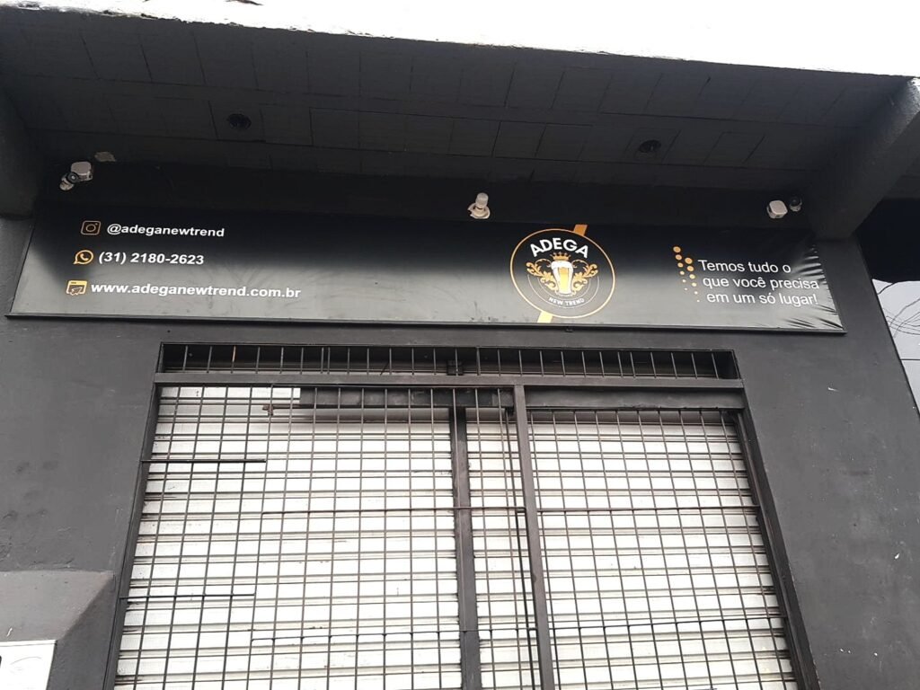 Fachada da Adega New Trend, no Jardim Canadá, com placa de identificação e contatos do estabelecimento.