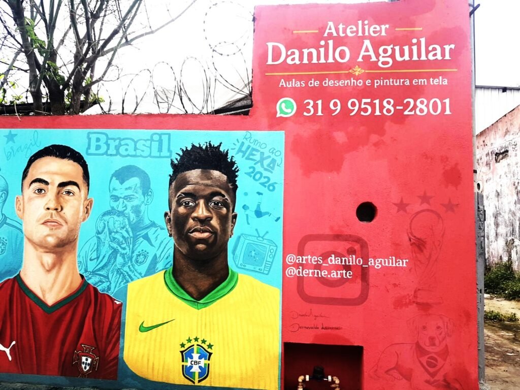 Placa do Atelier Danilo Aguilar com aulas de desenho e pintura em tela, WhatsApp e Instagram.