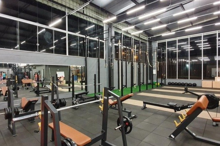 Área de musculação e equipamentos da BodyBox Gym