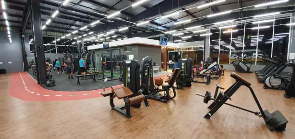 Área de treinamento funcional da BodyBox Gym com pista vermelha