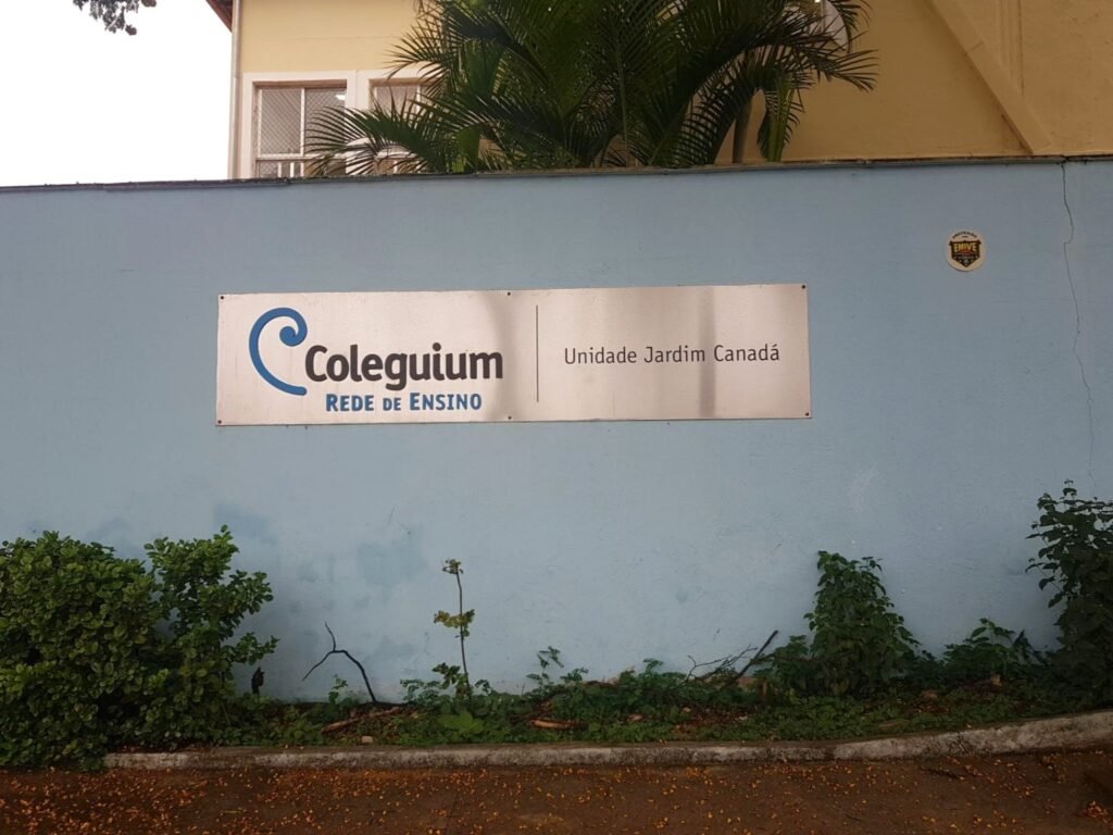 Placa do Coleguium Rede de Ensino, Unidade Jardim Canadá.