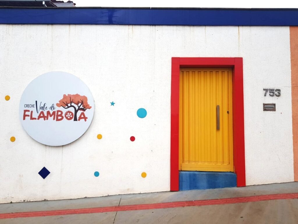 Entrada da Creche Vale do Flamboiã com logotipo e número 753.