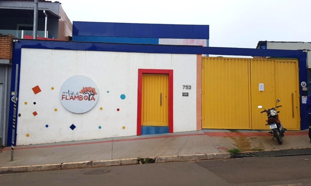 Fachada da Creche Vale do Flamboiã, no Jardim Canadá, com o número 753.