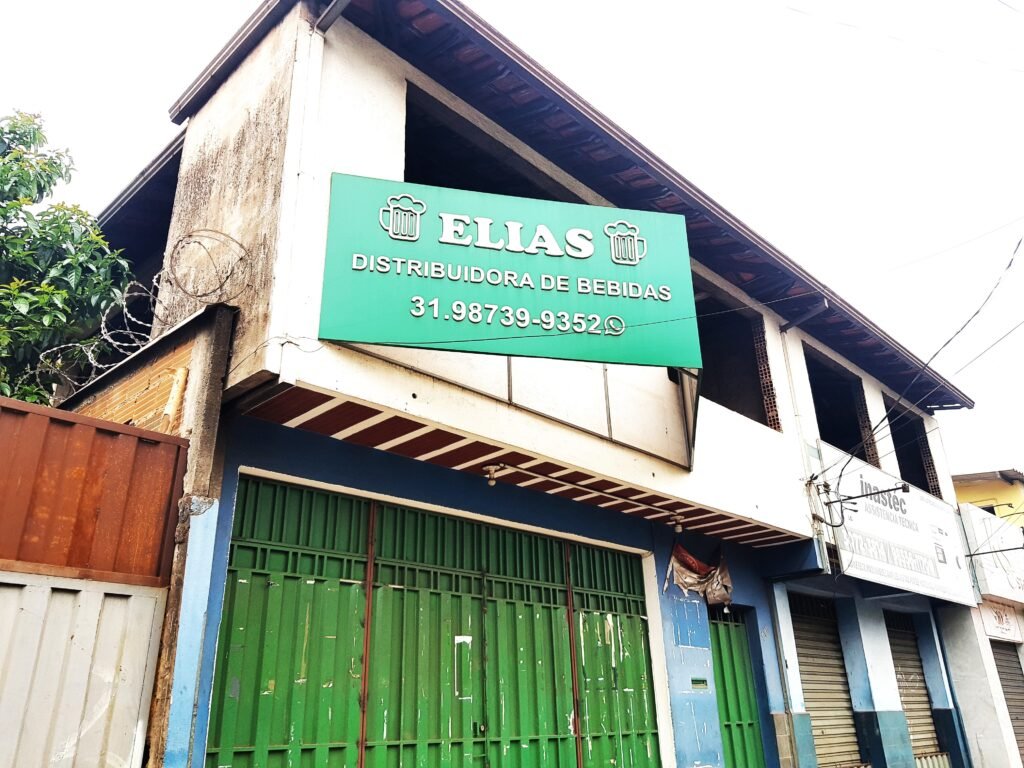 Vista externa da Elias Distribuidora de Bebidas no Jardim Canadá
