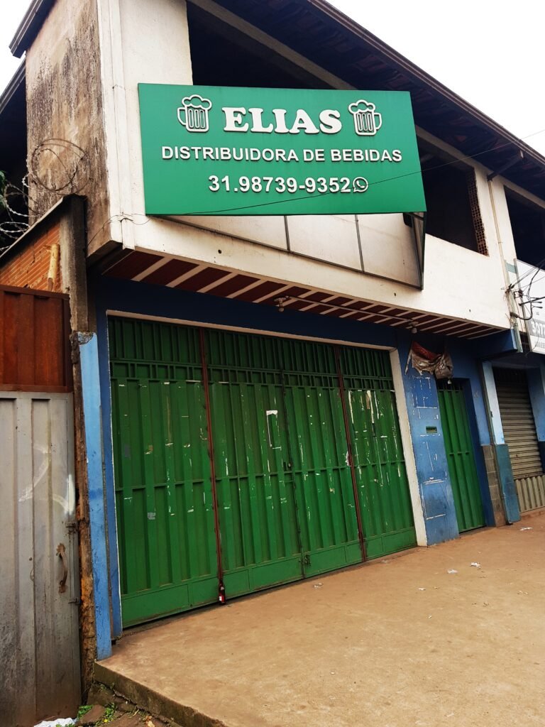 Entrada da Elias Distribuidora de Bebidas com placa de identificação