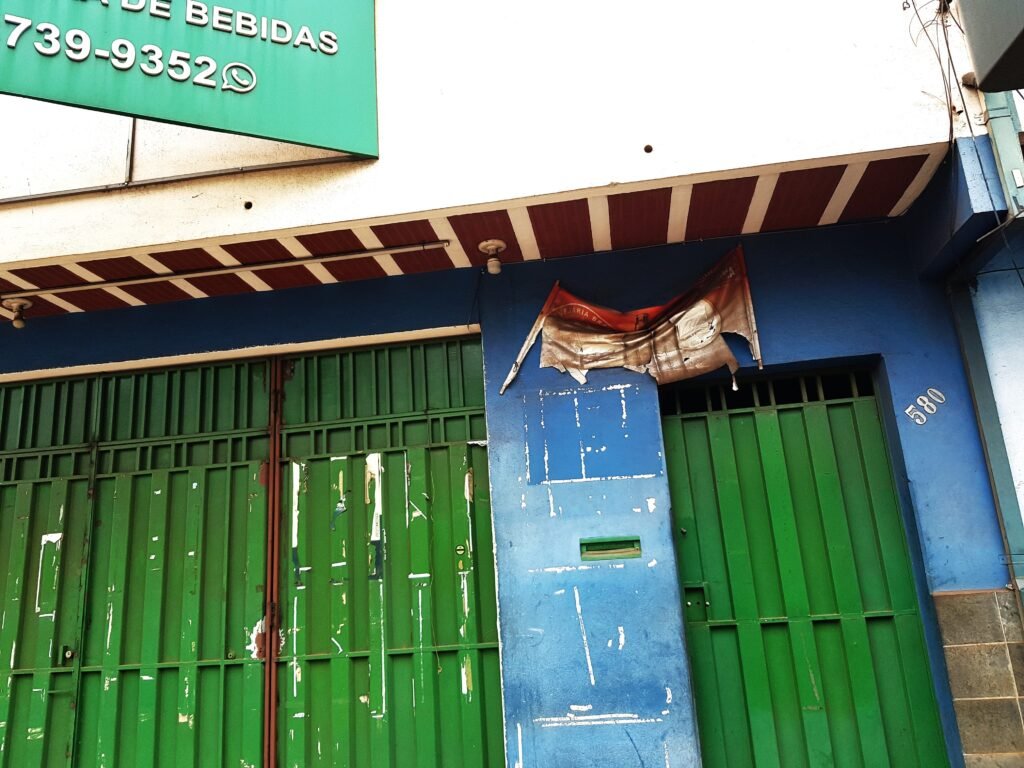 Entrada da Elias Distribuidora de Bebidas com o número 580 visível