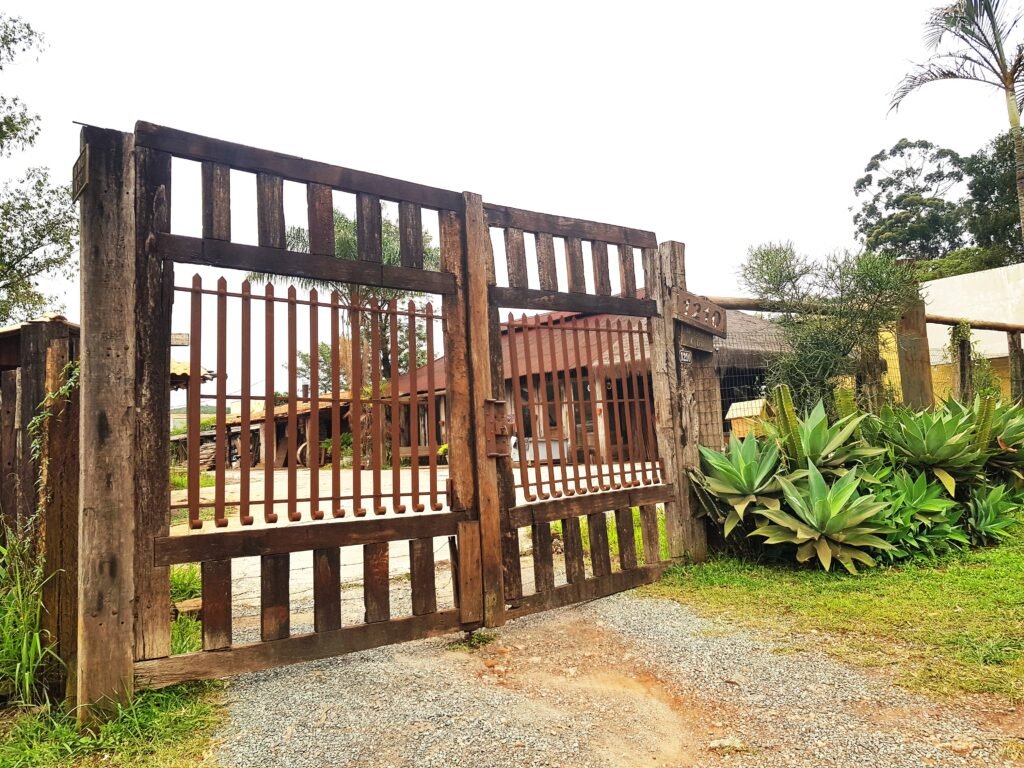 Entrada do Estilo Rústico & Quiosque Canadá com o número 1210 visível