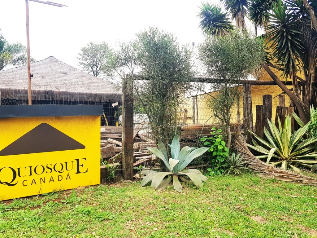 Área externa do Quiosque Canadá com paisagismo e estruturas de madeira