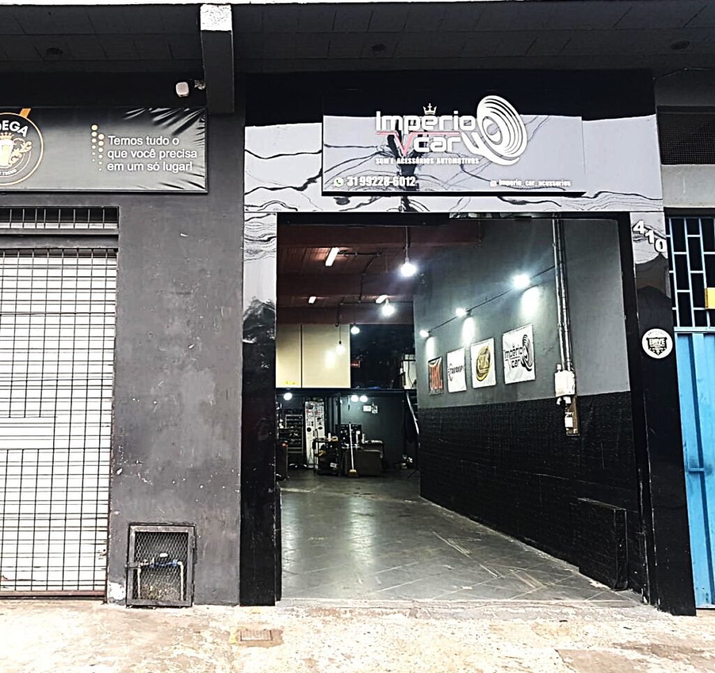 Vista externa da Império V Car, com entrada da loja de som e acessórios automotivos.