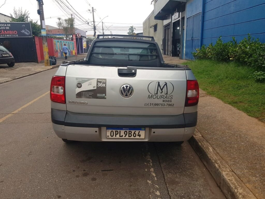 Veículo da Mourais Móveis com a marca e telefone da empresa.