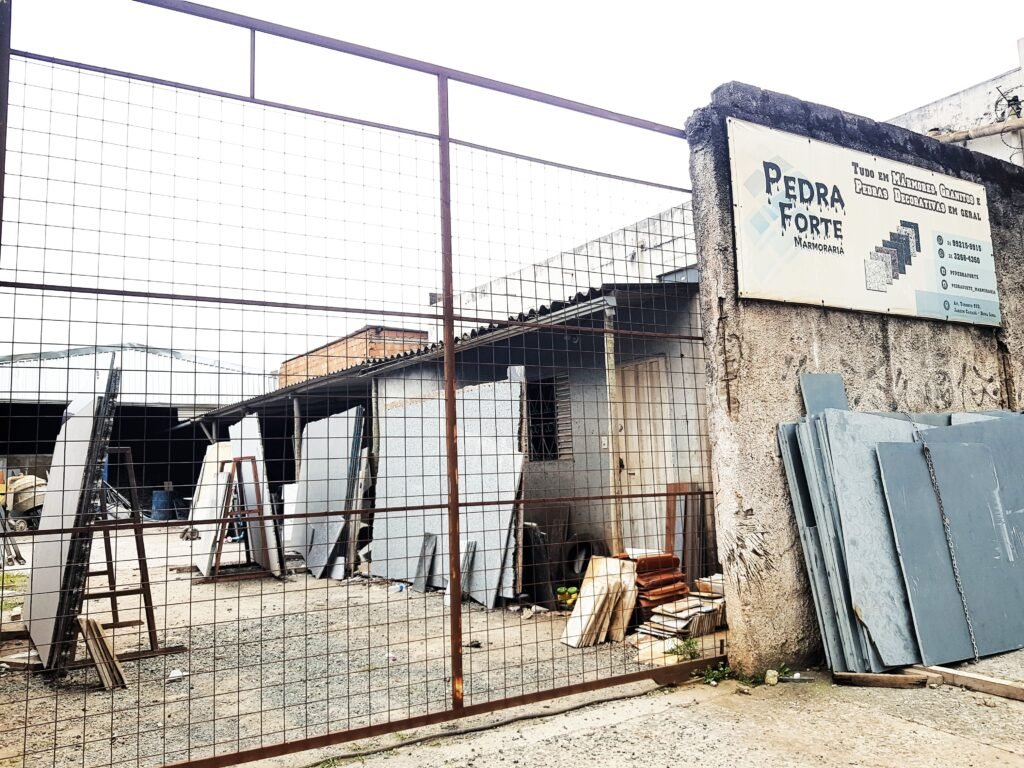 Fachada e pátio da Pedra Forte Marmoraria na Av. Toronto, 910, no Jardim Canadá