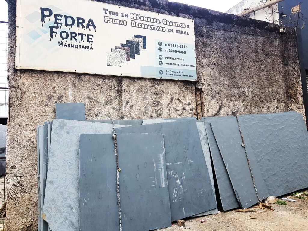 Placa da Pedra Forte Marmoraria com chapas de pedra expostas no Jardim Canadá