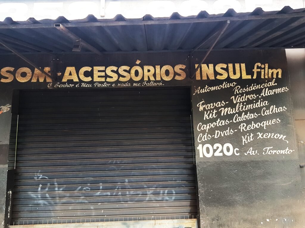 Serviços automotivos anunciados na fachada da Planet Film