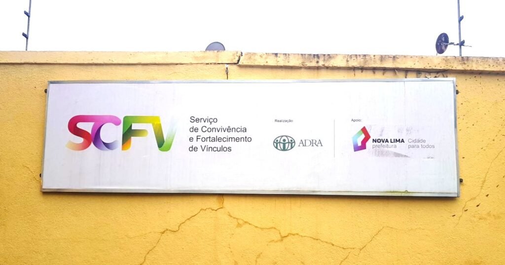 Placa do SCFV – Serviço de Convivência e Fortalecimento de Vínculos, com realização da ADRA e apoio da Prefeitura de Nova Lima.